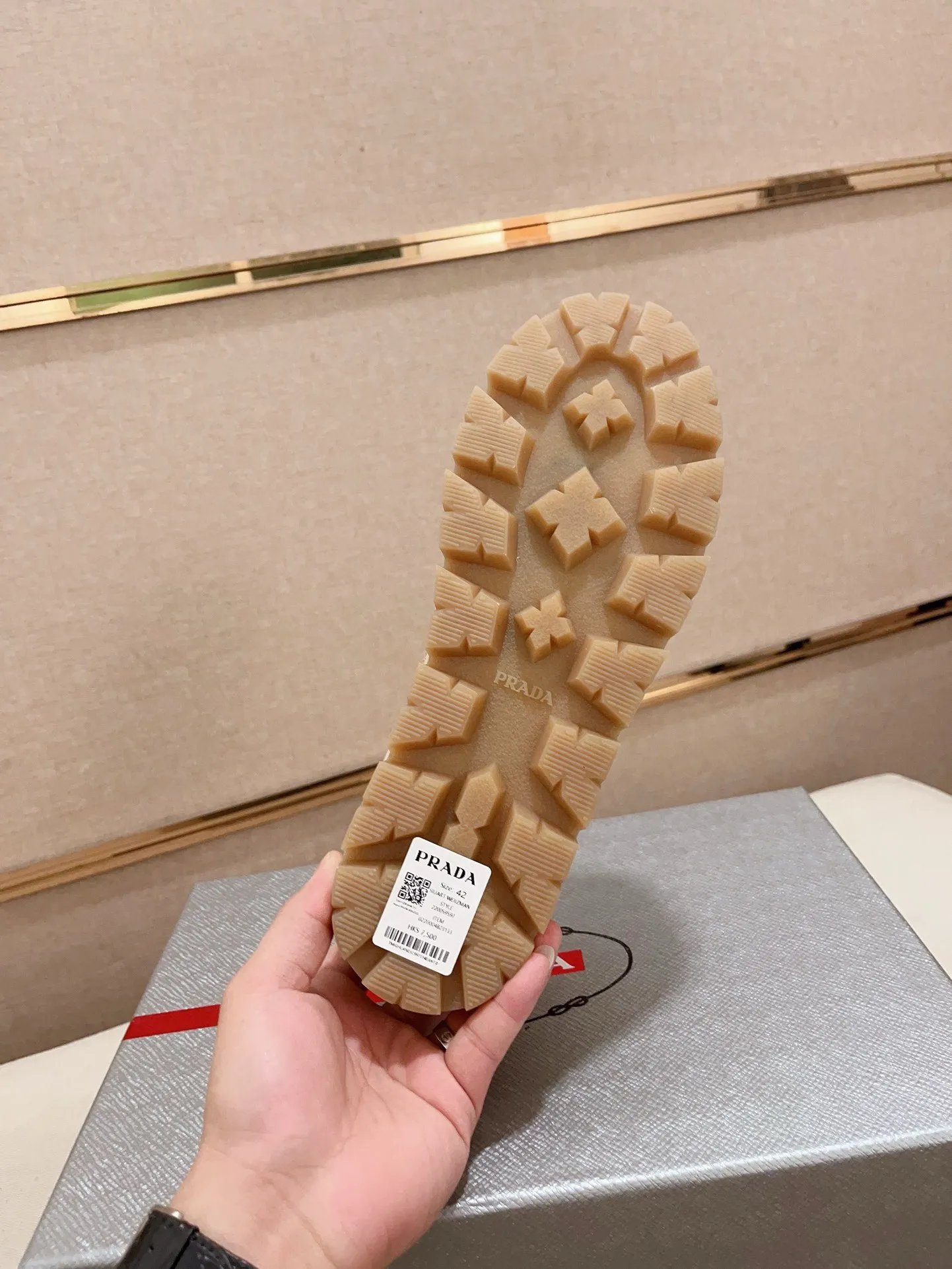Men's shoes 💰 540💰 ✔️✔️✔️Higher version High-quality new PRADA (Prada) counters are launched at the same time. The new men's shoes and 😘 fabrics are made of high-tech glue-making technology. Lining: Full cowhide lining. 👍🏿 High-end ☄️ air-cushion molded anti-slip rubber outsole, exquisite lines, simple and elegant, comfortable and high-end for leisure travel. Code number: 38 to 44 (45 can be customized and cannot be returned or exchanged)
